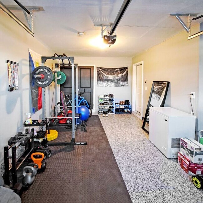 Building Photo - Gorgeous 4-Level Townhome with Rooftop Ter...