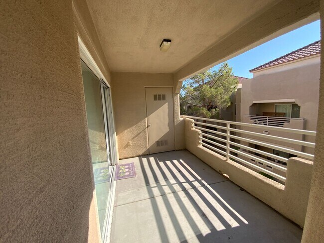 Building Photo - 2 Bed, 2 Bath, Condo with Pools, Fitness Center & Balcony located in Las Vegas, Nevada.