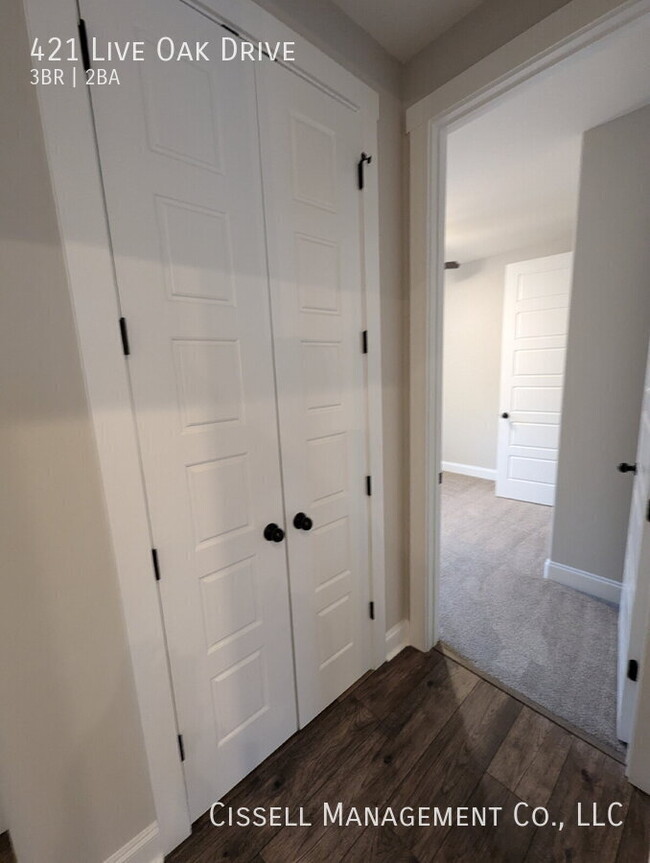 Building Photo - 421 Live Oak Dr