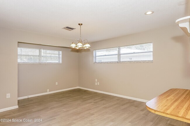Building Photo - 1165 Sharon Dr