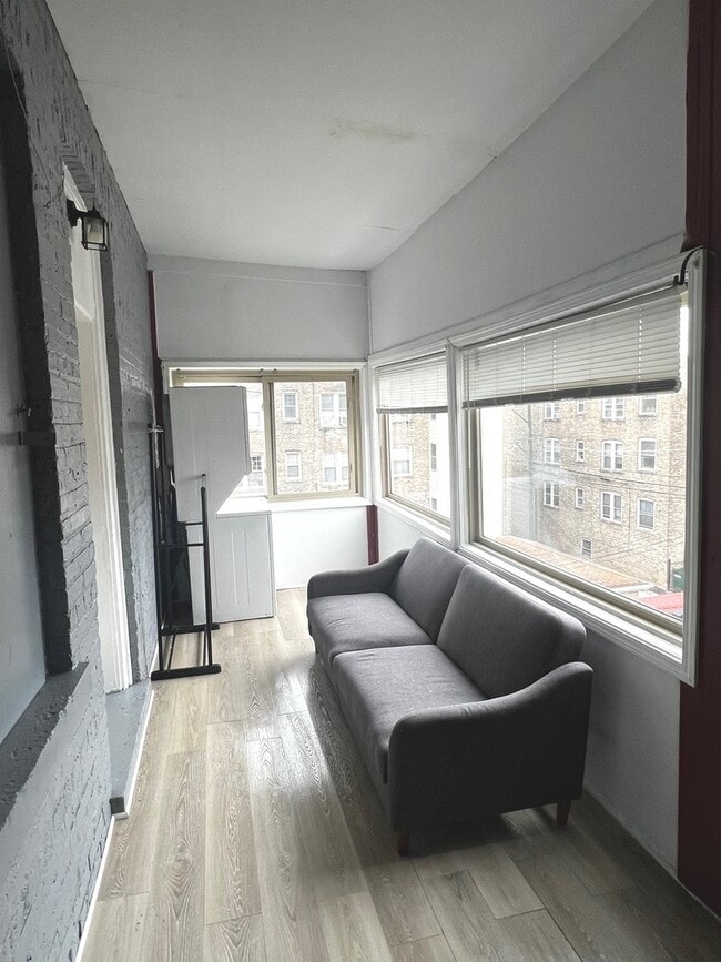 Building Photo - 4826 W Henderson St
