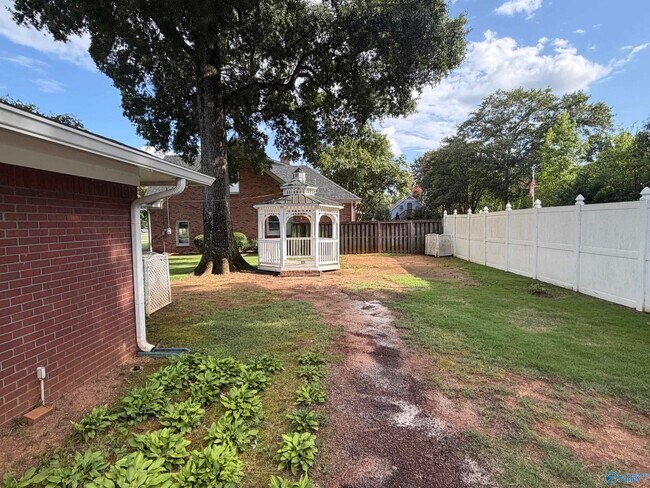 Building Photo - 701 Rigel Dr SW
