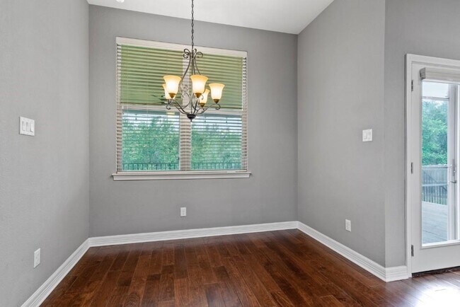 Building Photo - 10104 Longhorn Skyway