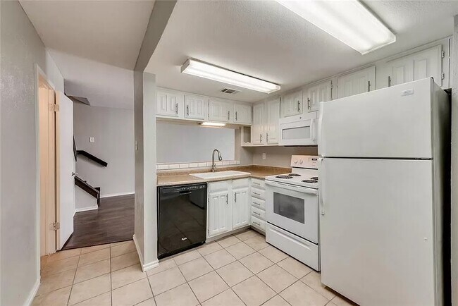 Building Photo - 228 Shady Lane Dr