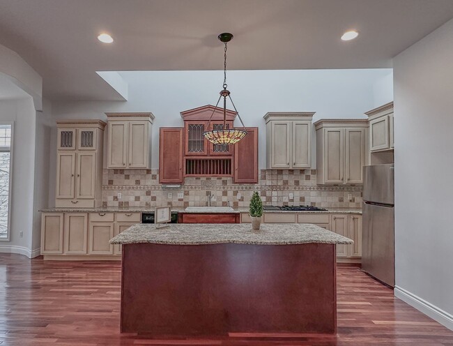 Building Photo - Lakeside Living!