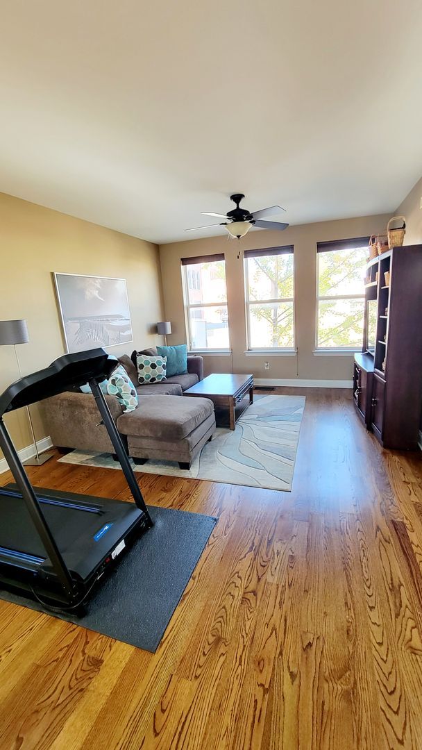 Building Photo - Absolutely adorable townhome in downtown Memphis