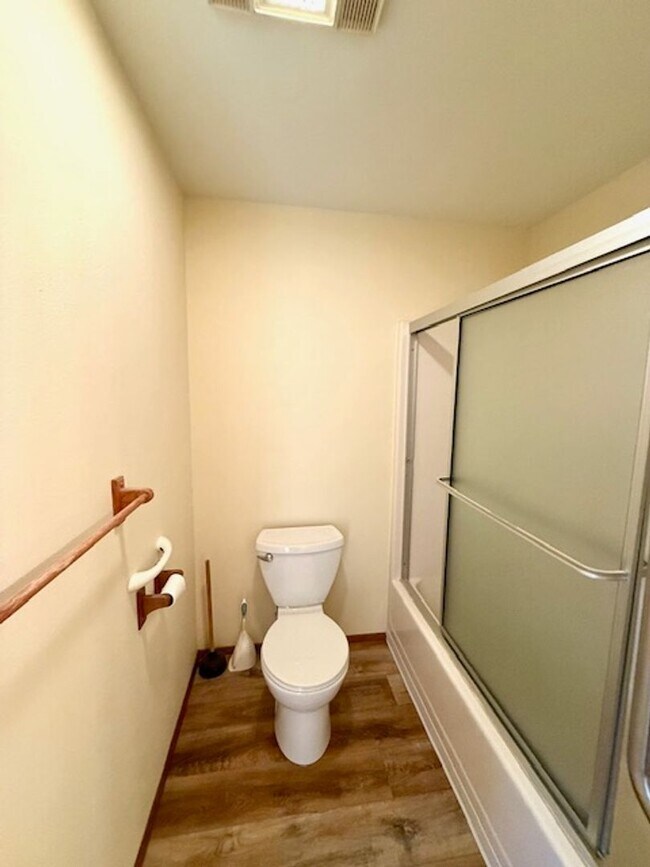 Building Photo - Lovely NE 3 Bedroom Home w/Large Yard & Mowing Included!