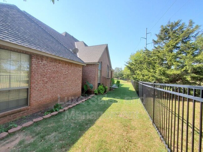 Building Photo - 3341 Heritage Green Cir