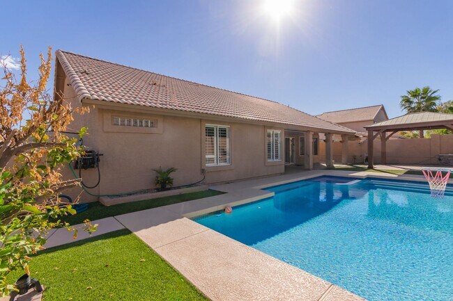 Building Photo - 4 bed 2 bath Stunner w/ Sparkling Pool