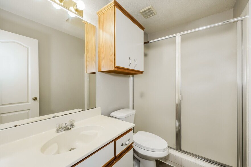 Building Photo - 5017 Eastcreek Dr