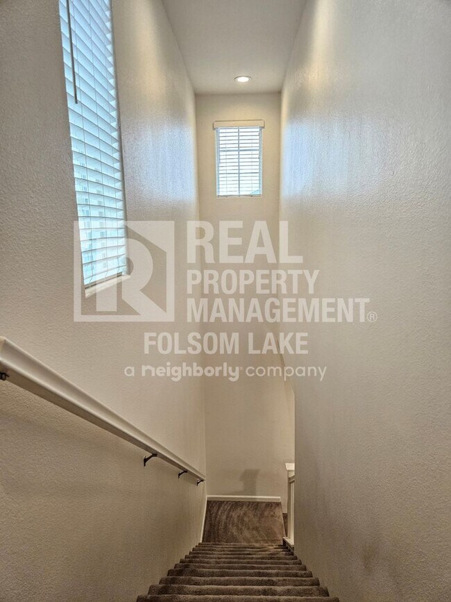 Building Photo - Spacious 3 bedroom 2.5 bath in the Westsho...