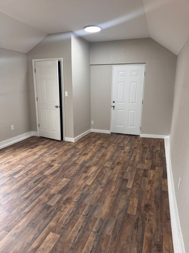 Building Photo - Call Heather about the move in special on this 2 bedroom house.