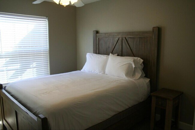 Building Photo - Beautiful 4 Bedroom 3 Bathroom House Atasc...