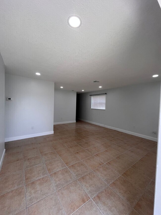 Building Photo - 520 46th St