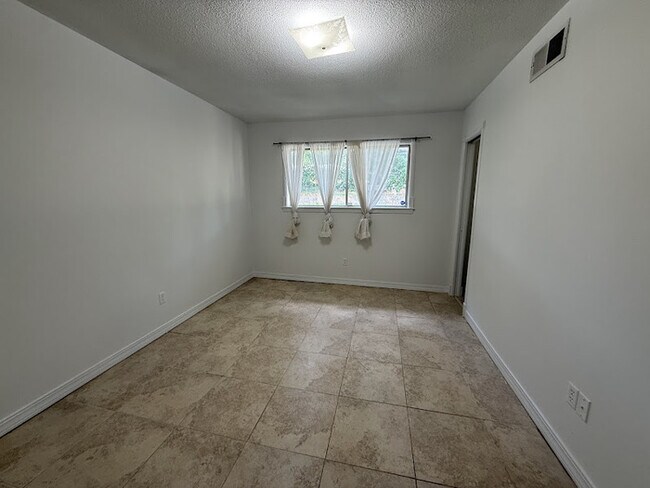 Building Photo - Newington Cove