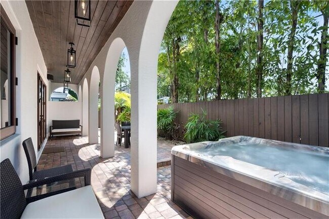 Building Photo - 1312 SE 2nd Ct