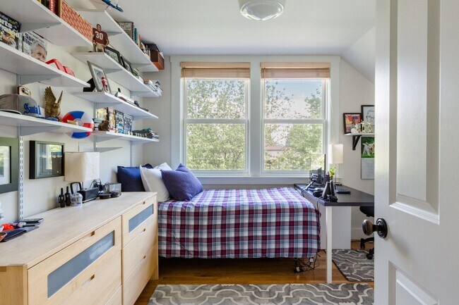 Building Photo - Madrona Home
