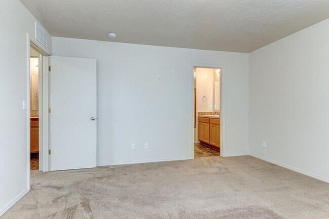 Building Photo - 4 Bedroom 2.5 Bath Two Story Home_Pet Friendly!