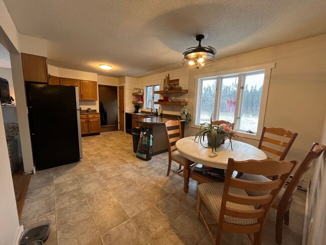 Building Photo - Beautiful 3 Bedroom / 2 Bath on 7 Acres!