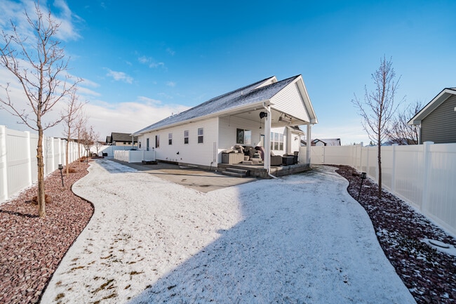 Building Photo - 949 Greenwillow Ln