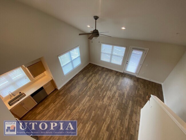 Building Photo - Beautiful, top floor apartment located in ...