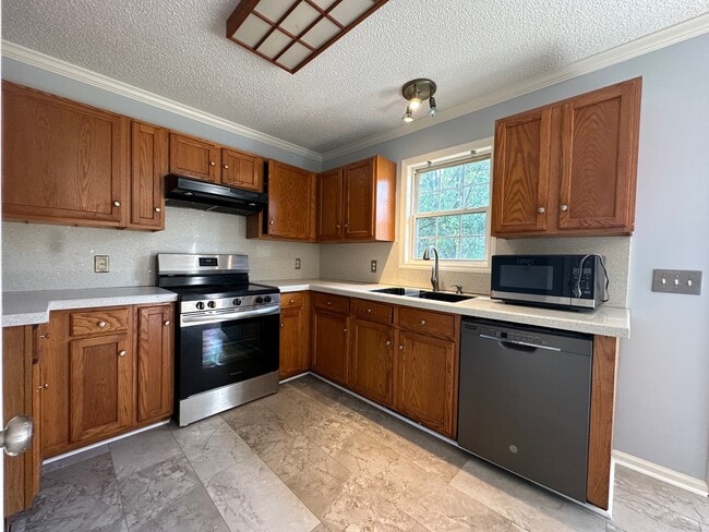 Building Photo - 228 Northview Dr