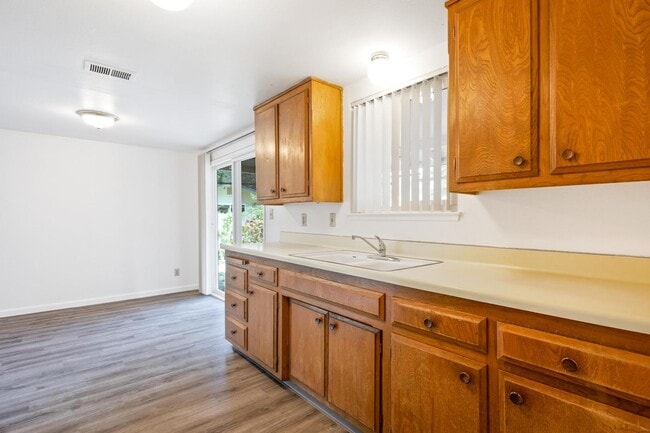 Building Photo - 1708-1710 Alameda Avenue