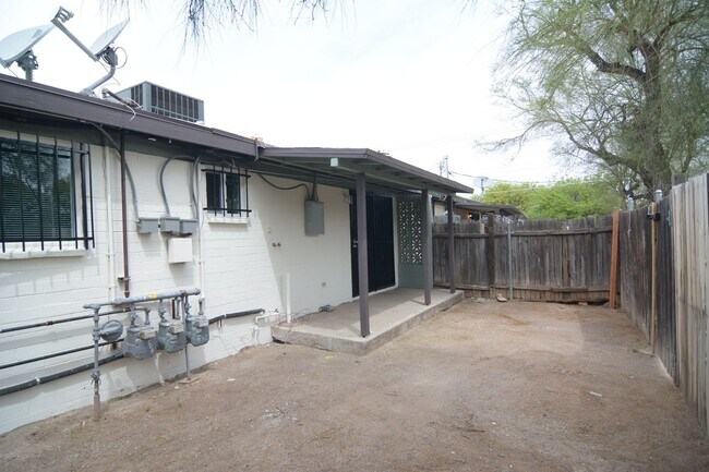Building Photo - Remodeled 2 Bedroom 1 Bath Triplex! Close ...