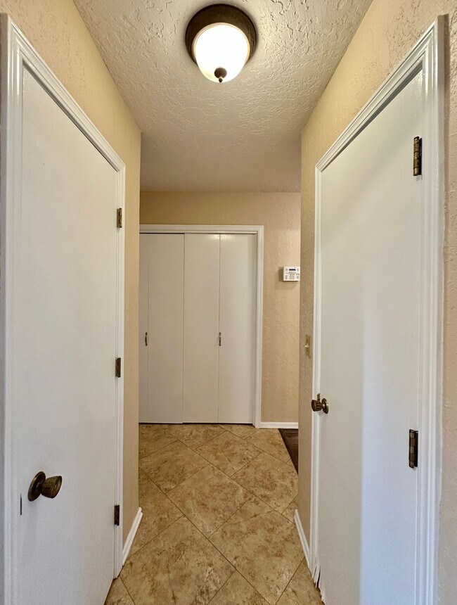 Building Photo - New flooring and paint!