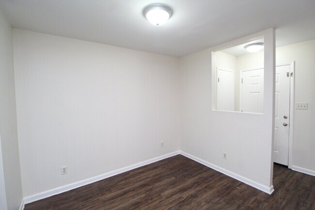 Building Photo - 2-Bedroom Apt. with Walk-In Closet & Private Deck