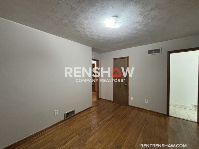 Building Photo - 4593 Wooddale Ave