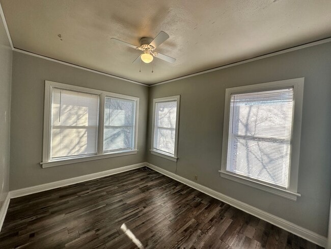 Building Photo - 216 W Oak Ave