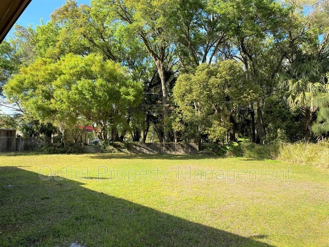 Building Photo - 806 E 14th St