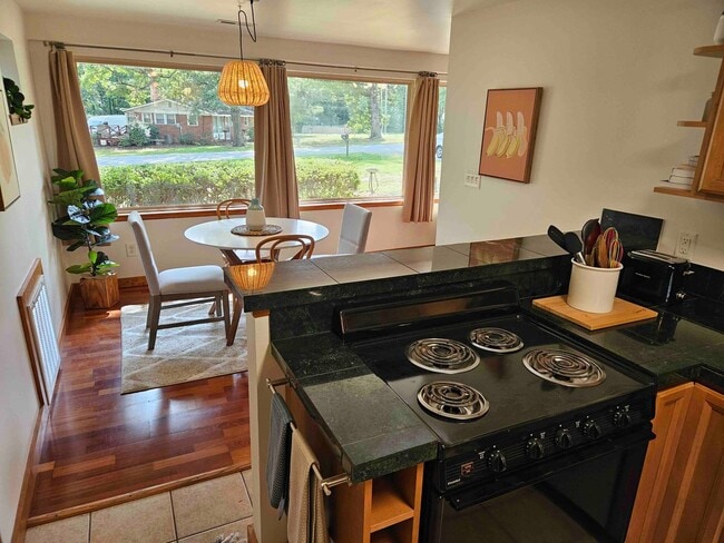 Building Photo - Fully Furnished, Beautiful Decor - 3BR / 1BA