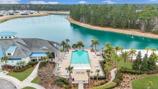 Building Photo - "Charming 2-Bedroom Retreat with 2 Baths and Den - 1558 Sq. Ft. of Comfort in Latitude Margaritav...