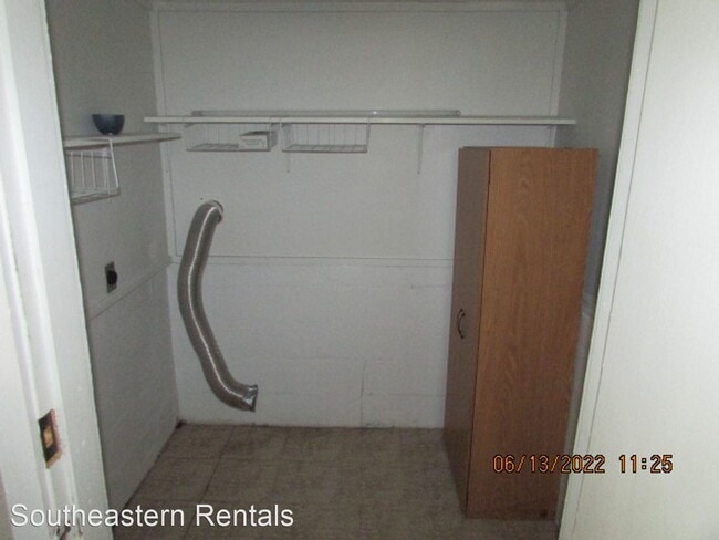 Building Photo - 2 br, 1 bath House - 2420 Pipkin Rd