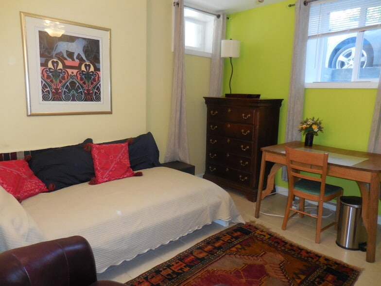 Building Photo - 736 Washington St