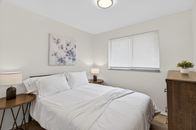 Building Photo - 1545 Reale Ave