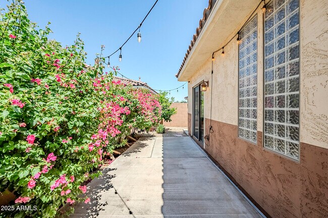 Building Photo - 13562 W Cypress St