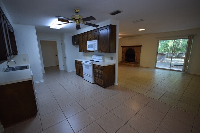 Building Photo - Spacious 3 Bedroom Home