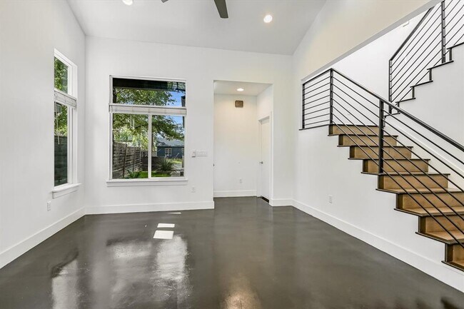 Building Photo - 1006 Payne Ave