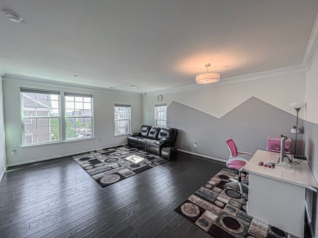 Building Photo - Stunning and Spacious 3 Bed, 2.5 Bath End-...