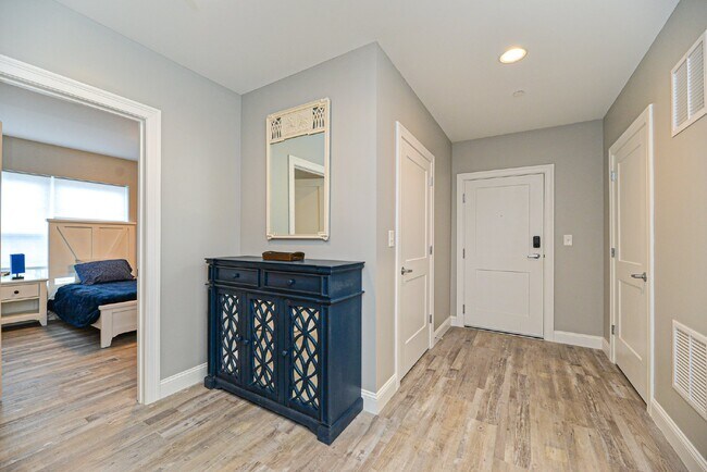 Building Photo - Gorgeous 2 bedroom very spacious condo at the Riviera