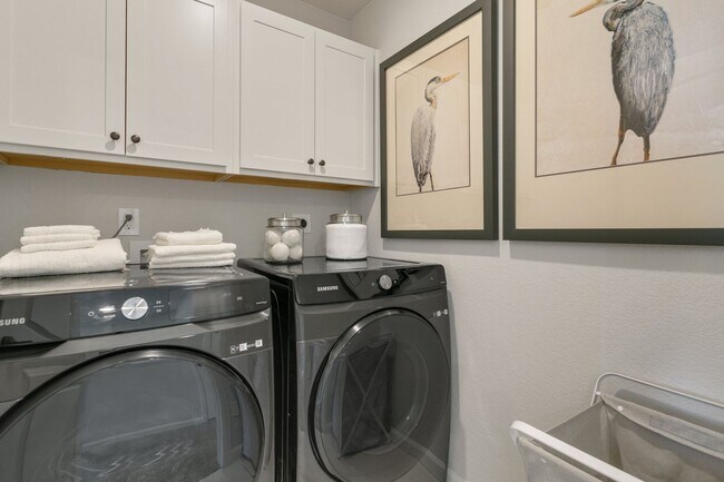 Building Photo - Newer 4 bed Townhome at The Commons at Vic...