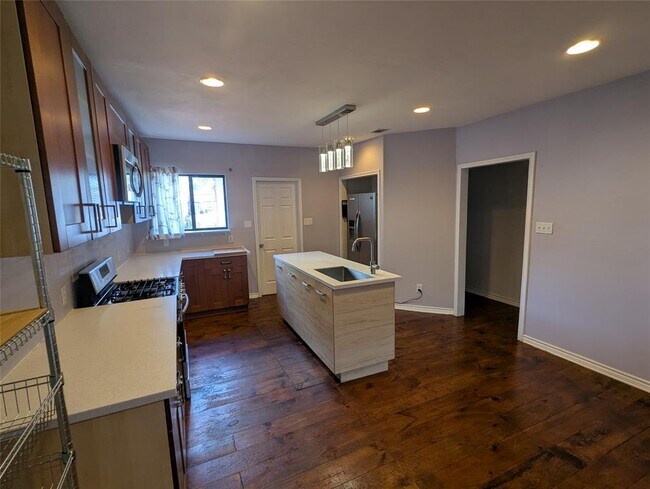 Building Photo - 1808 Maple Ave