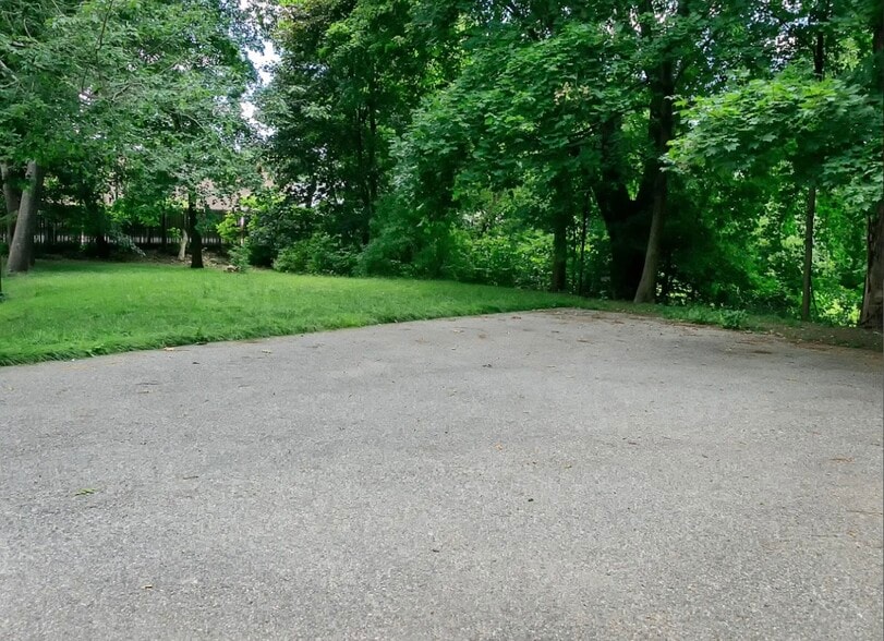 Plenty of off street parking. Lovely lawn. - 110 Graham St