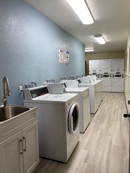 Building Photo - 945 Estes St