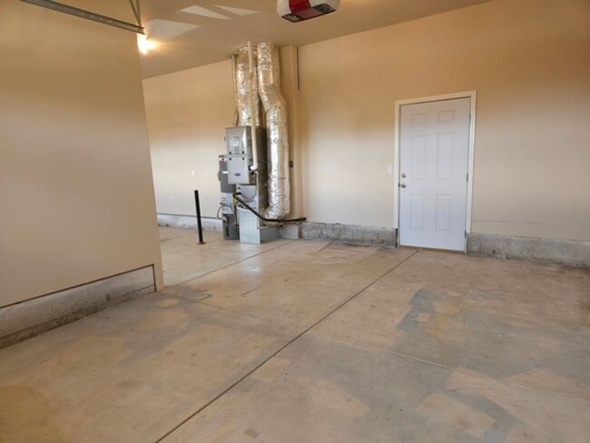 Building Photo - 4Bd/2.5Ba Two Story House - Available to View!