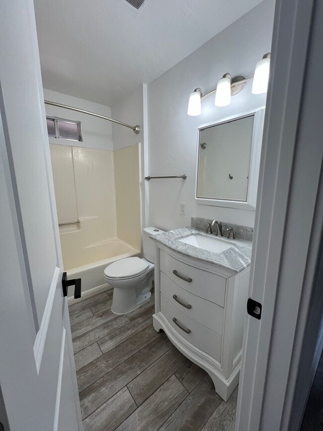 Building Photo - Great 3 bedroom 2 bathroom,  home with a h...