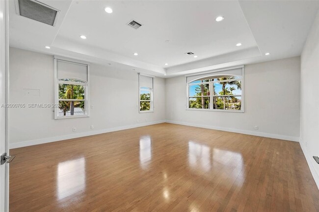 Building Photo - 552 Palm Dr